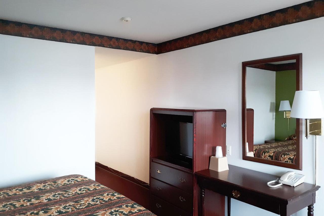 Oyo Hotel Kings At Clovis Bagian luar foto