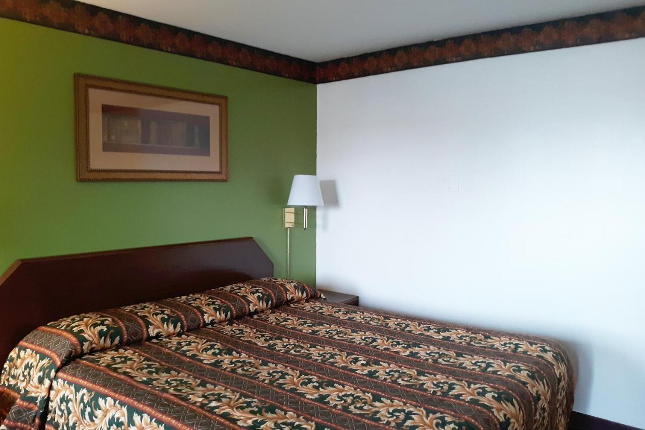Oyo Hotel Kings At Clovis Bagian luar foto
